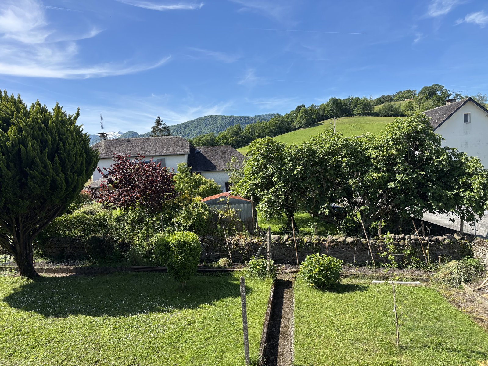 Vue depuis le jardin sur les sommets enneigés des Pyrénées